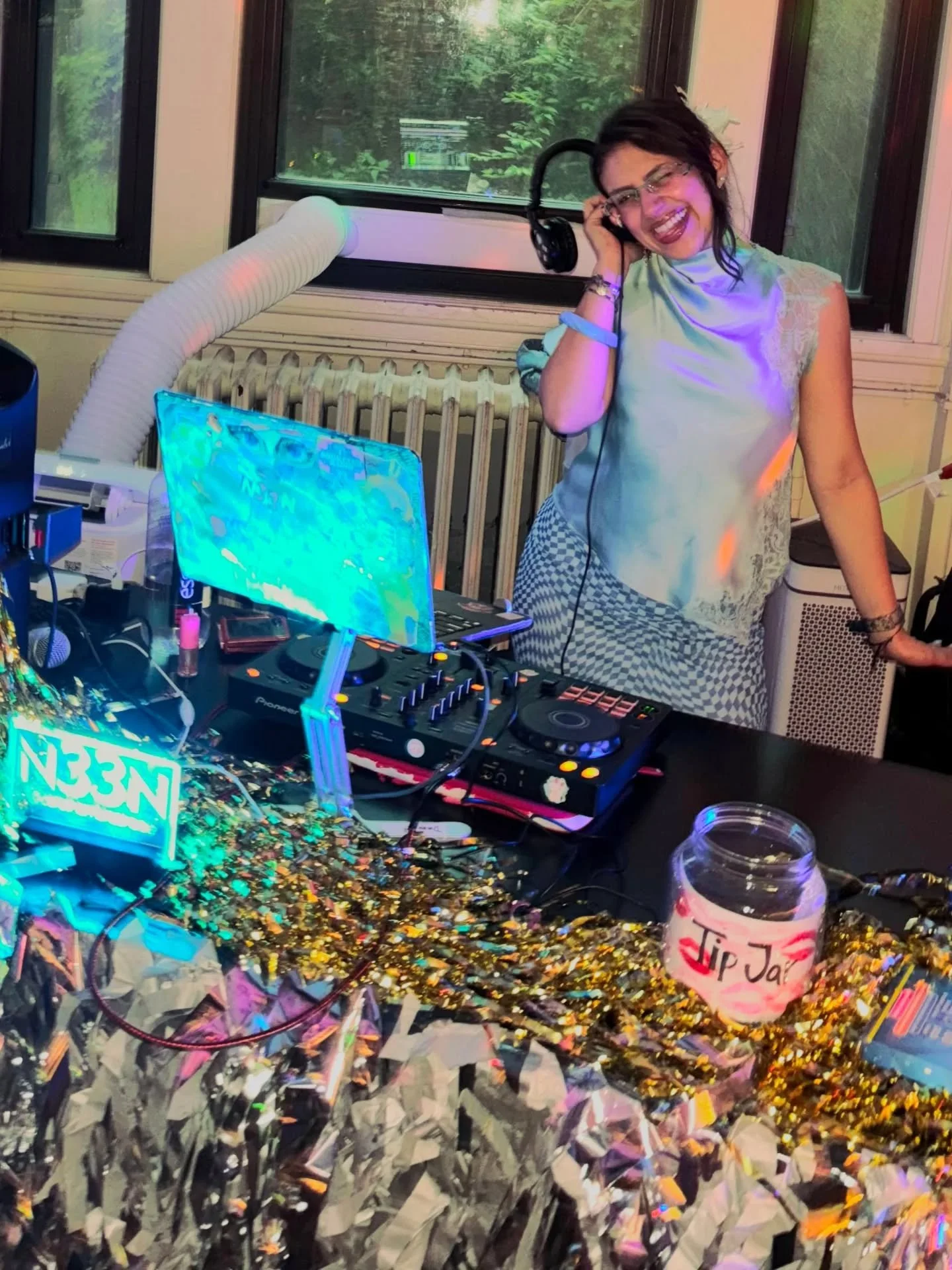 summa 26 here we come !!! 💁🏽&zwj;♀️☀️
🫶🏼
Had such a blastt at @bk_arthaus celebrating their 3rd bdayyy☀️ &amp; @foragertheatrecompany's fundraiser for their upcoming parody musical !! ✨️💫 i'll be playing at 3 Dollar Bill tn🎧&mdash;the @eroticab