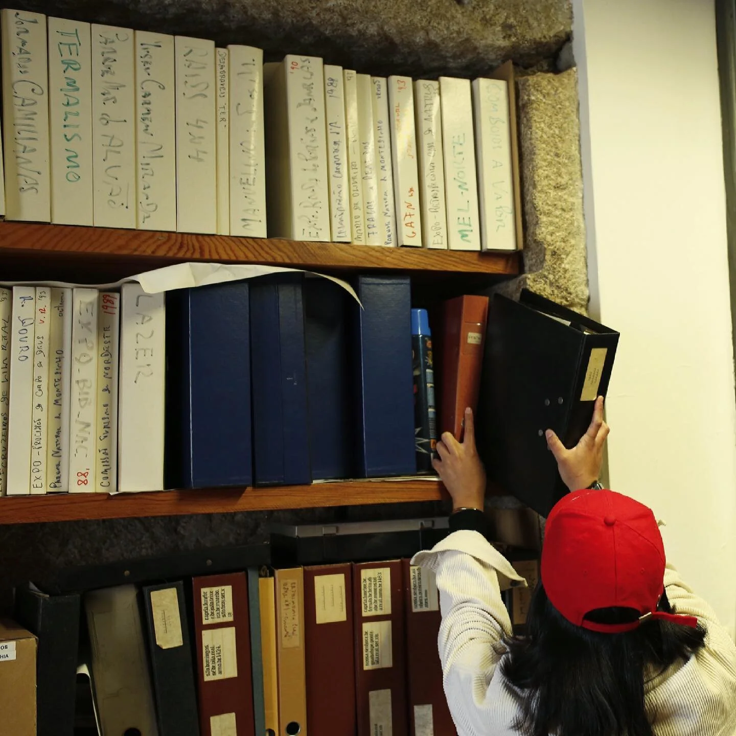 This photo was shot earlier this week by @zeortigao , and it marked the day that I brought back the archive folders from Lisbon to Vila Real. The Foundation Casa de Mateus in Vila Real will be the archive's permanent home, but my initial plan was to 