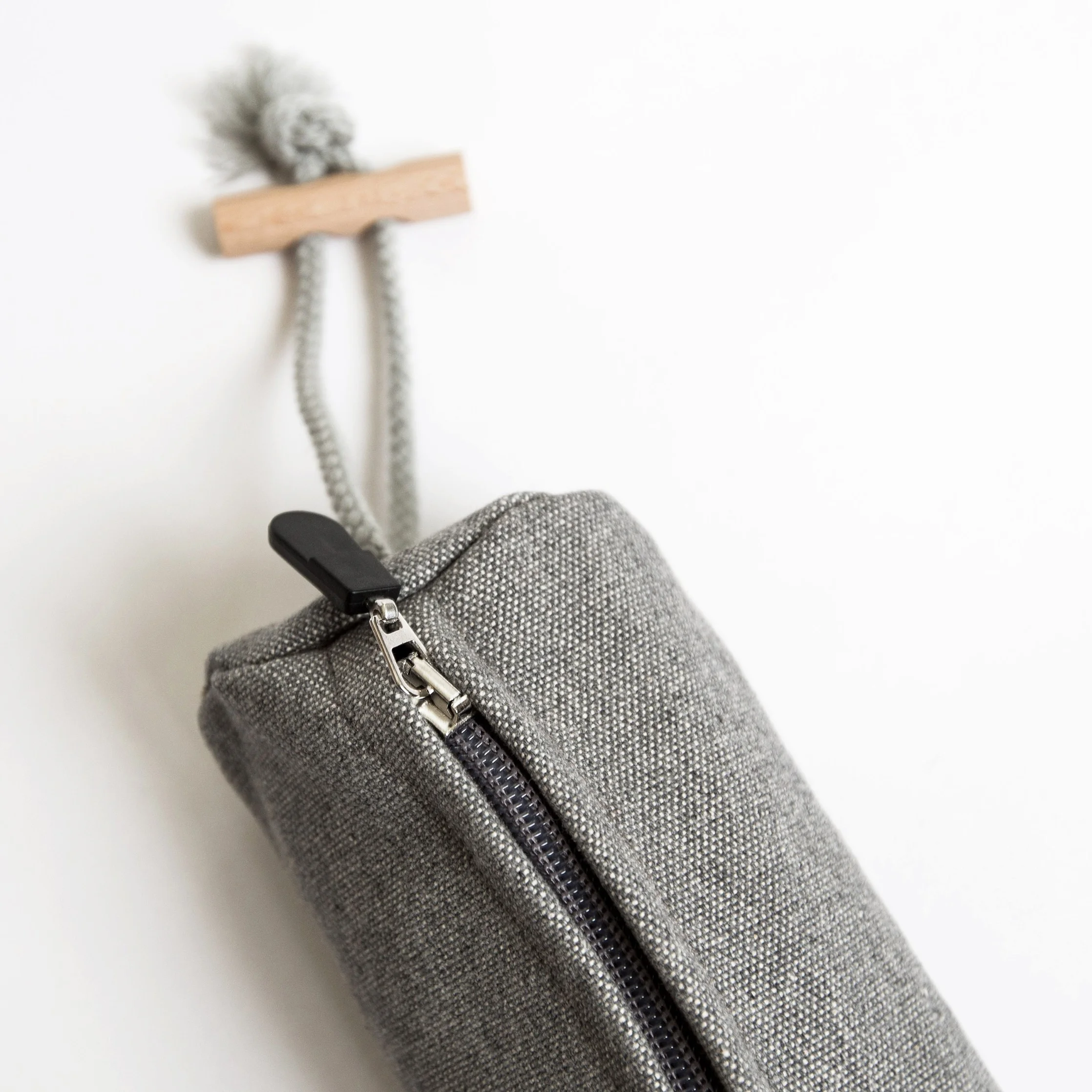 cloud7_dog_treat_dummy_heather_grey_detail_1.jpg
