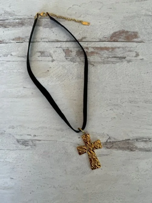 Abstract Cross Choker
