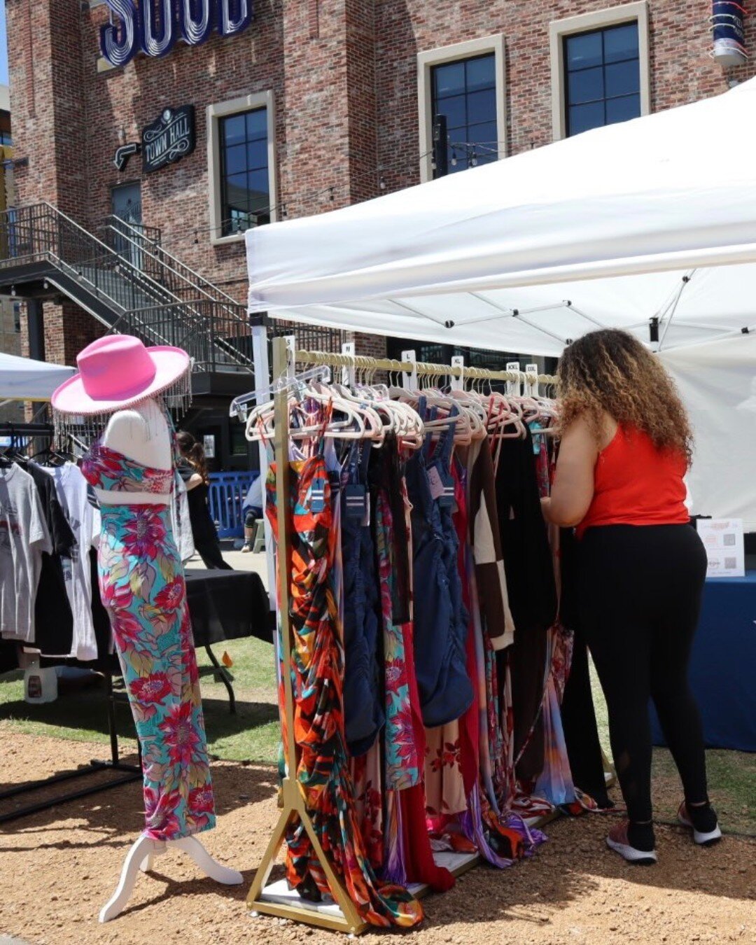 Come down to The Sound today from 1-5pm @ntx_vintage_markets will be hosting a market with local vendors. Enjoy music, drinks and delicious eats from our retailers all while you check out the treasures these local vendors have to offer.