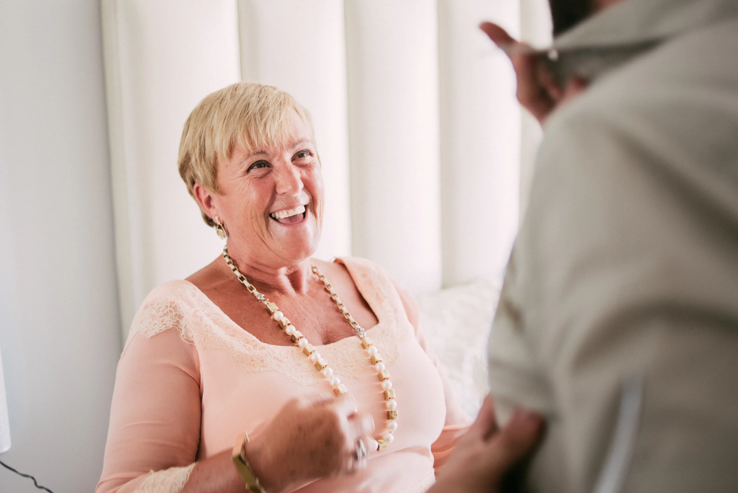 Hay madres que con solo mirarlas a la cara son pura alegría el día de la boda, y la de Pilar era así todo el rato. ¡¡Puro amor!!