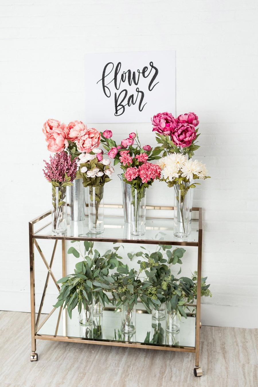 Dos cestas de mimbre decorativas en un bonito estilo rosa claro con una  decoración original hecha de flores y encajes elegante decoración floral en  cestas hechas a mano