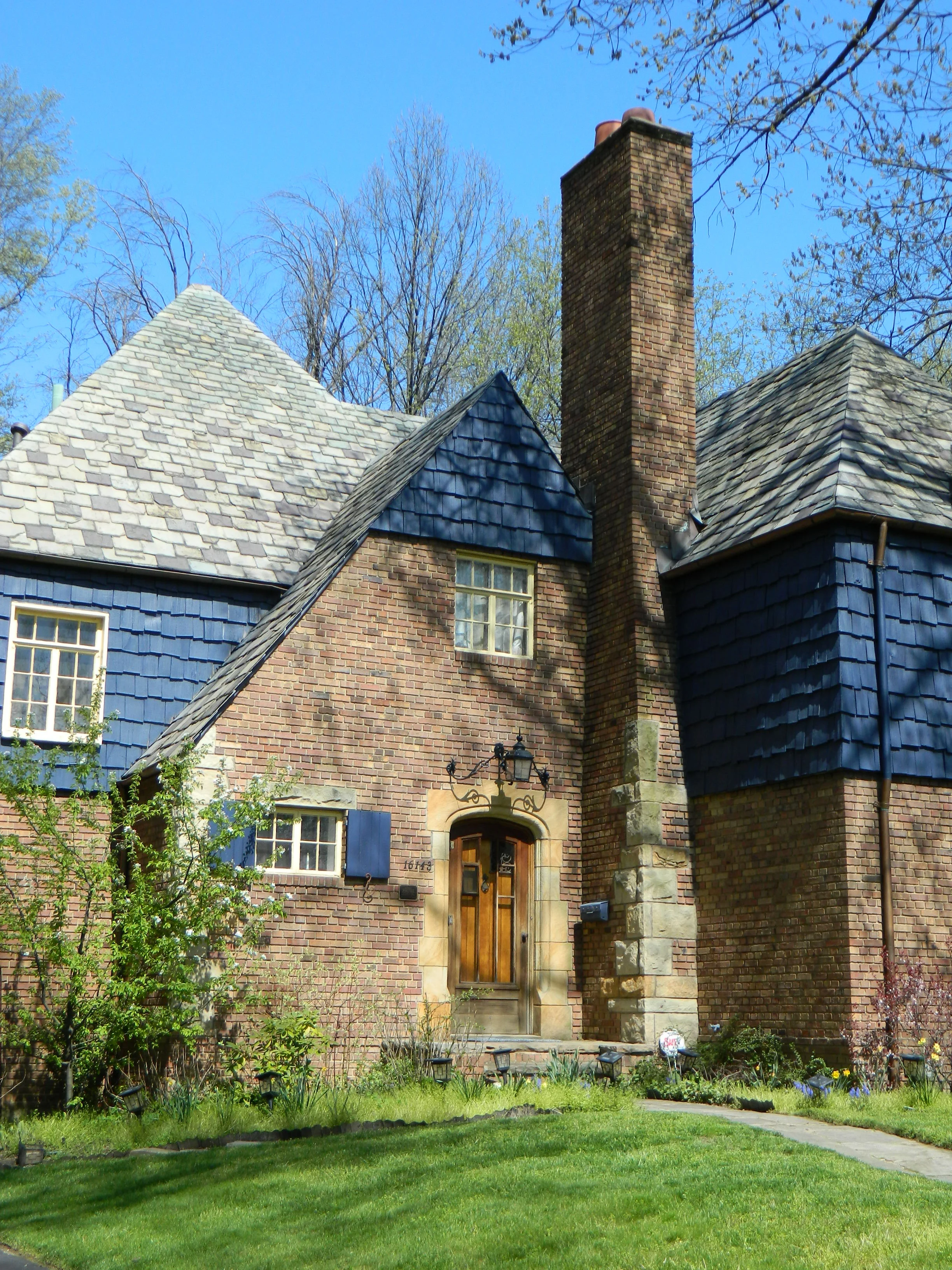 20130430021 Cleveland Hgts Forest Hills 16143 Cleviden door & lamp.jpg