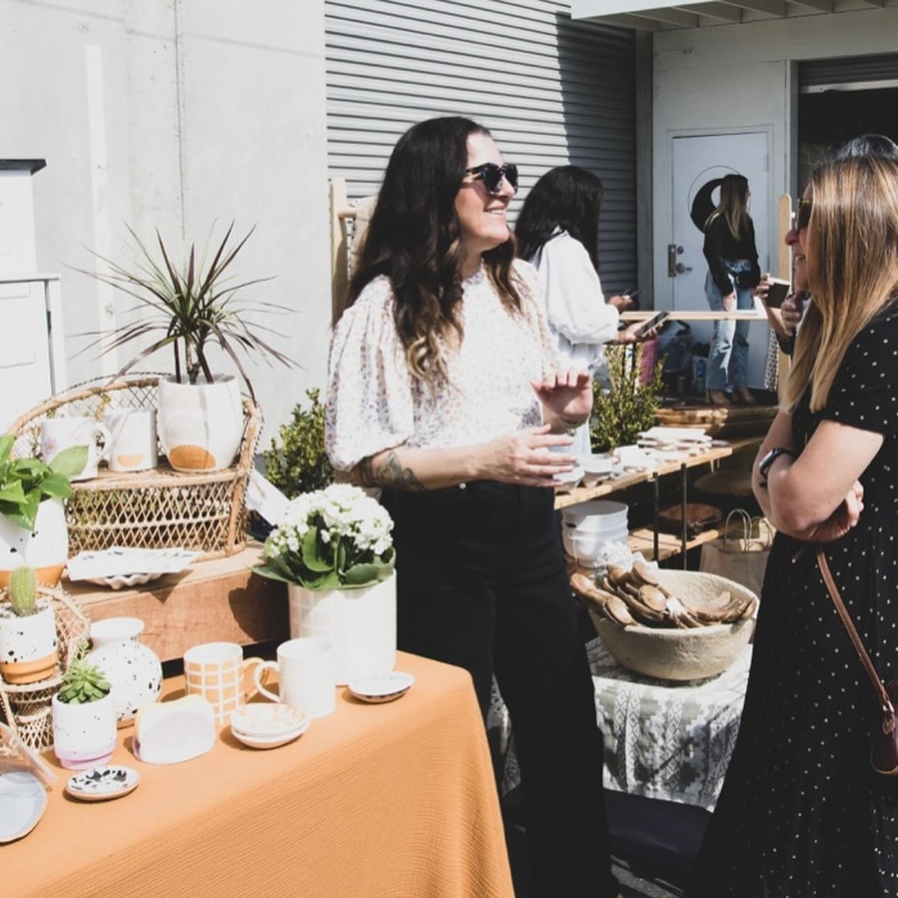 This photo of me chatting with @jennaharmony at our recent Girls in the Garden event is just perfect! 

Also 

@mat3.photography never fails to capture me and my work beautifully!

#lunareececeramics 
#lunareecepottery 
#handmadeceramics