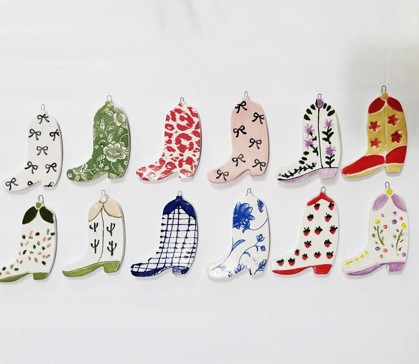 There’s something special about this time of year — that cozy shift when creativity starts to sparkle a little brighter. ✨
We’ve been having so much fun in the studio lately, playing with clay, glazes, and endless ideas — and