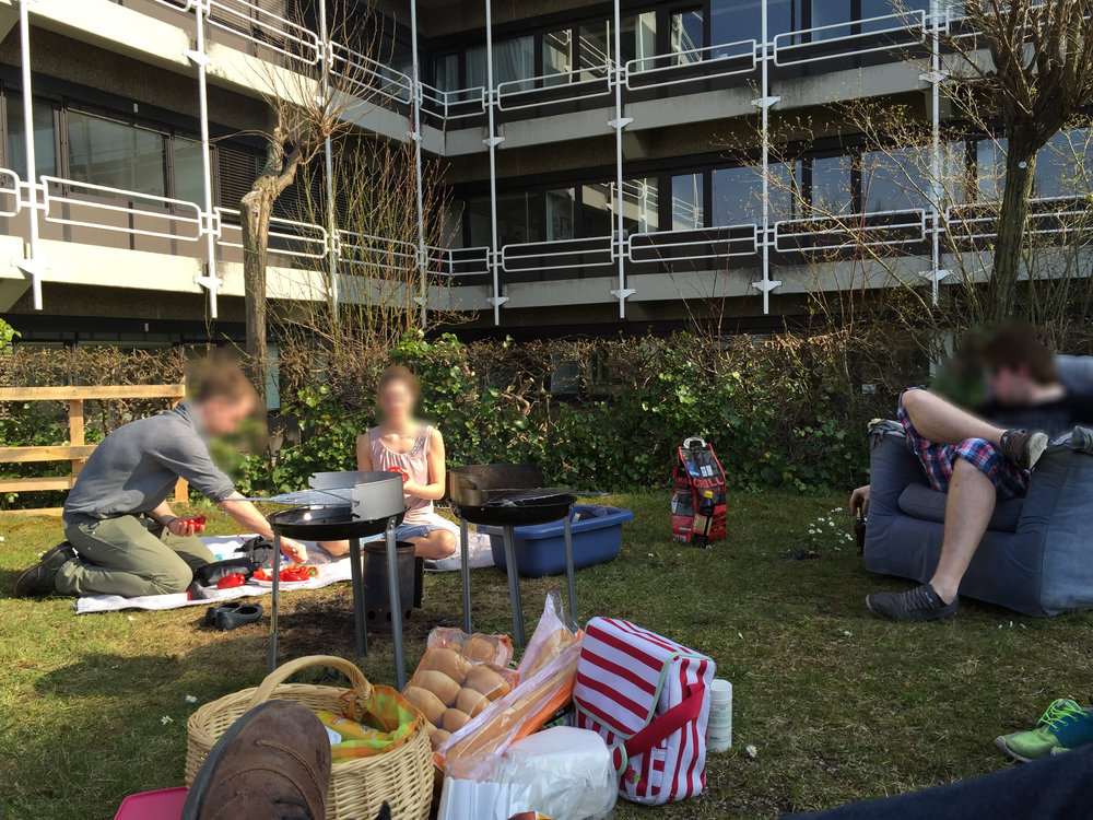 Grillen vor dem Unigebäude