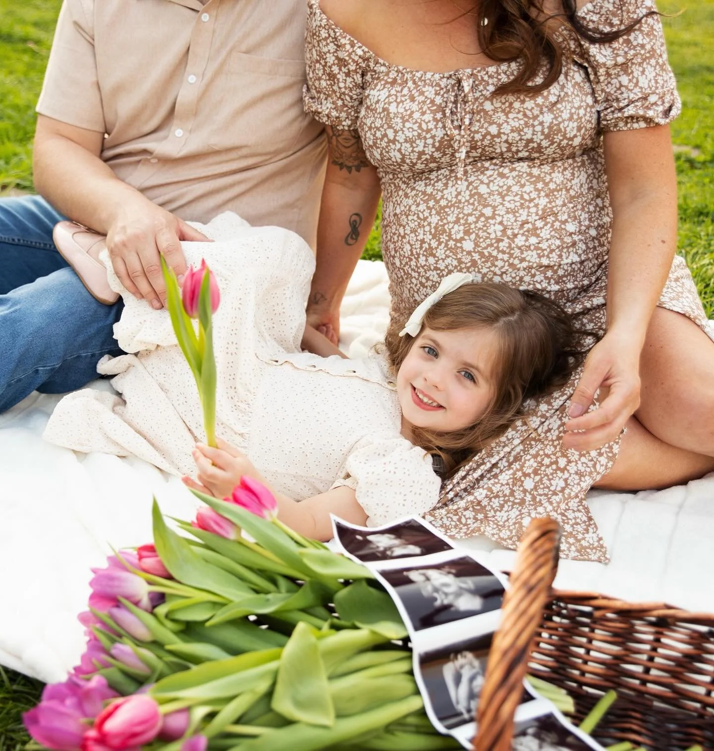 I officially came out of hibernation lastnight with The Connolly Family, and it feels so good to be back!! 

How stunning is the family?! Sweet little June is going to be the BEST big sister! 🌷
&hellip;
&hellip;
&hellip;
#louisvillephotographer #lou