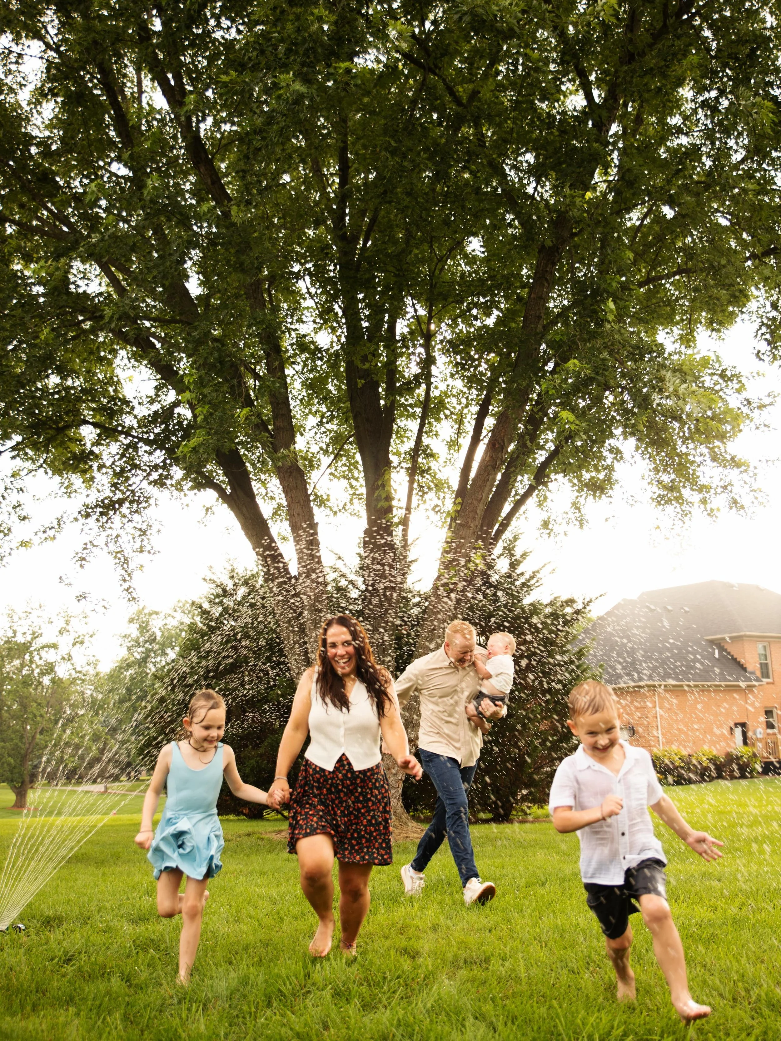 Playing in the sprinkler reminds you that joy doesn&rsquo;t have to be complicated. A little water, a little sunshine, and the people who matter most are enough. ☀️

Sarah had one rule for her kids during yesterday&rsquo;s shoot, to &ldquo;just have 