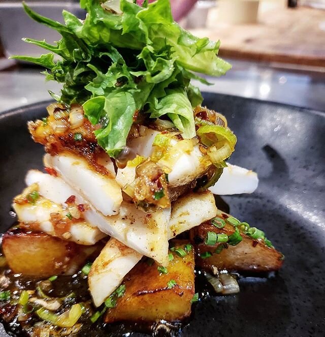 Grilled Humboldt Squid // chili ginger potatoes, baby leeks, pickled salad.

k l e i n  p l a t e s

#truenorthcuisine #canadiana #butter #potatoes #marinatedsquid 
@jameswaters1407