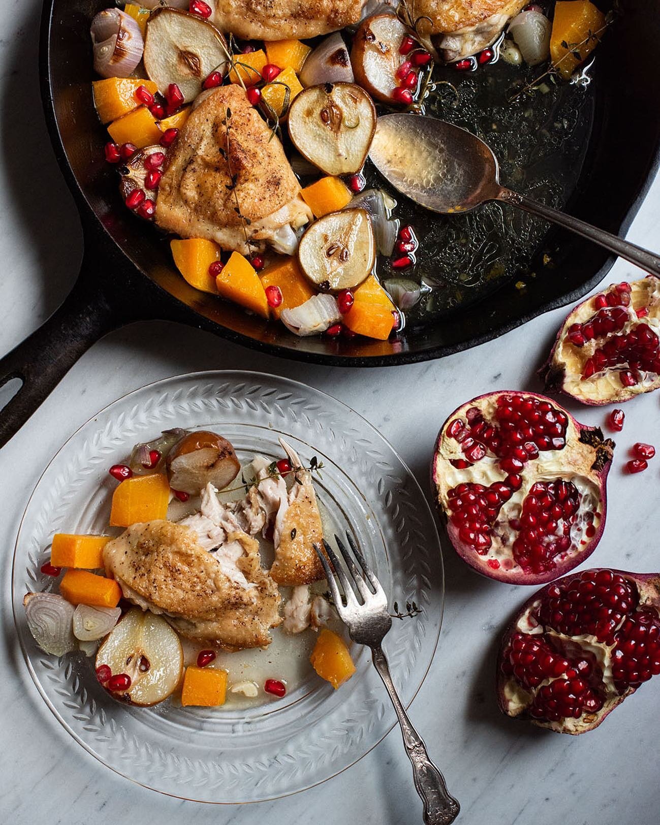 A cozy recipe to beat this chilly autumn weekend: one-skillet roasted chicken thighs with butternut, pears, &amp; pomegranate seeds. Up on the blog now! Link in bio

#foodstyling #foodstylist #foodphotography #foodphotographer #autumnrecipe #fallreci