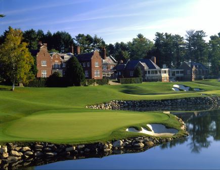 THE RESIDENCES AT TURNER HILL Set on 300 acres of rolling hills amidst a championship golf course, distinguished by a grand Elizabethan mansion, The Residences at Turner Hill offer four distinctive neighborhoods and a variety of architectural styles including single-family homes, attached villas and town home-style condominiums. The breathtaking views, towering pines, formal gardens, rolling lawns and swan ponds put the finishing touches on the grand estate lifestyle. The Club provides a built-in social life and the proximity to the North Shore’s vast array of restaurants, recreational and cultural activities make it impossible to have an ordinary day at Turner Hill.
