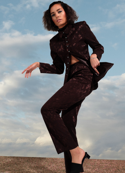 willyverse Manuela - suit stand @wanzesong @olivesque .png