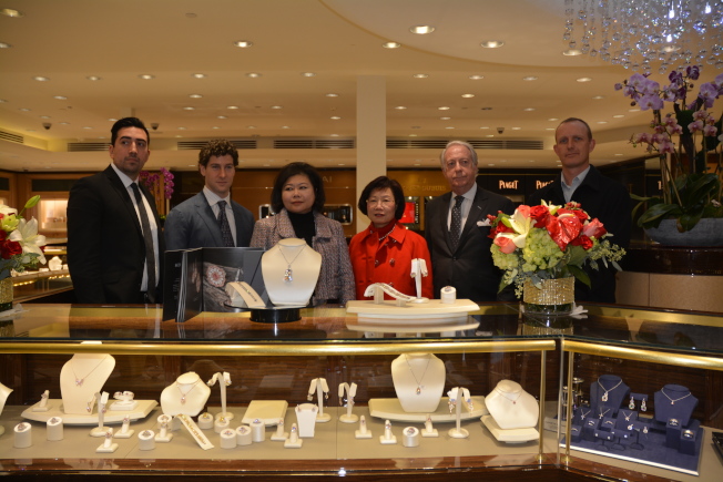 From the New York Choi Wan West family to provide the balance of more than 40 diamond jewelry at the weekend in San Gabriel Changxing jewelry watches and clocks gold line display. From left to right: jewelry family Gino Di Geso, Scott West, Changxing Jewelry Executive Director Valerie Lee, founder Lee Yu Miao Ling, Paul Sterman, diamond expert Aaron Celestian. (Reporter Yang Qing / photography)