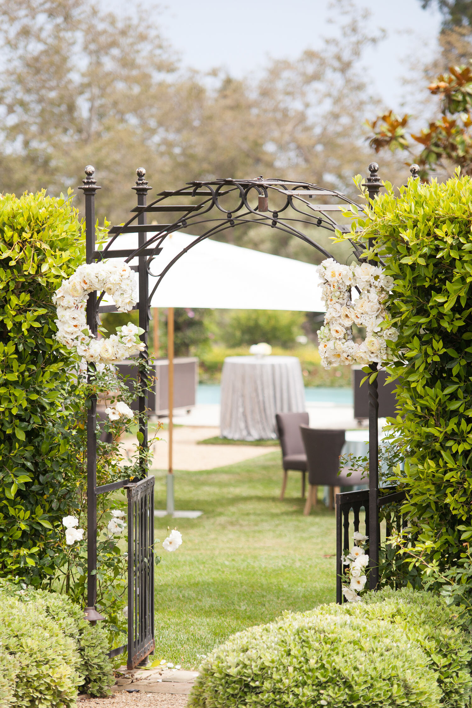 6 Tips For Decorating Your Wedding Entrance With Florals