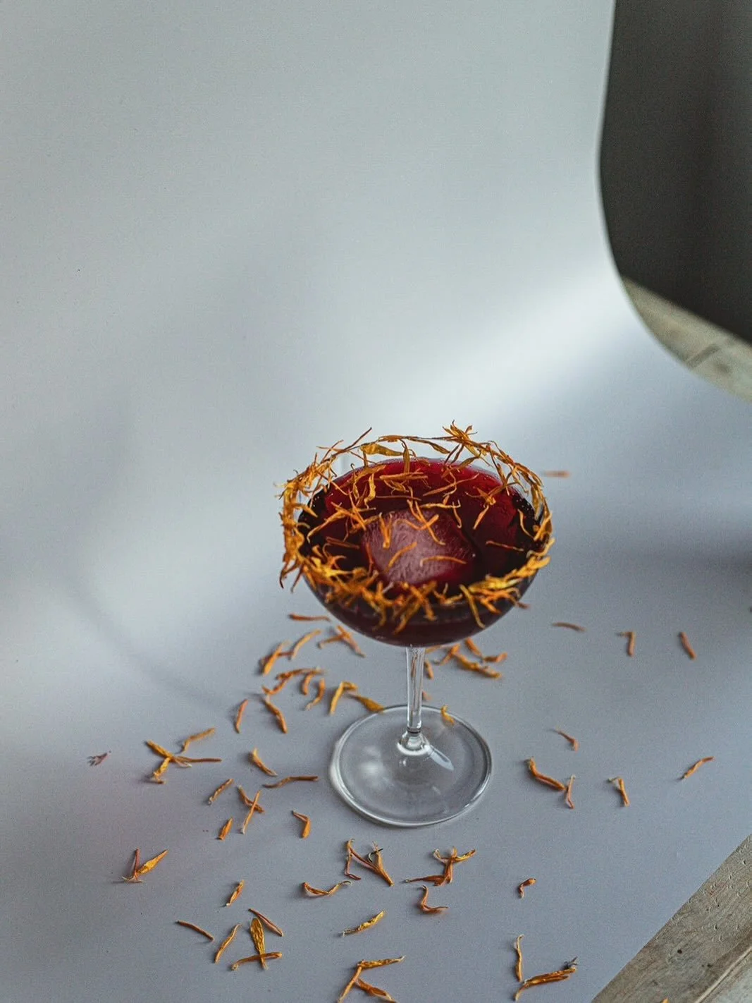 Let&rsquo;s kick off the theme of &ldquo;Blooming&rdquo; with two alcohol-free drinks recipes by heiter contributor @elisabethgrindmayer. 

Now on the heiter blog. 

Munich-born @elisabethgrindmayer lives on an 100-year-old forest farm in the wild na