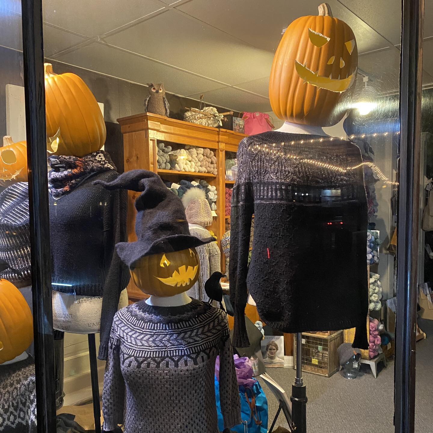 Some very well dressed and cozy warm jack-o-lanterns are visiting our fall window! And speaking of well dressed, the Japanese maples are wearing their glorious autumn best. Bring on the hot cider!

Thank you @julieanna27 for the window idea and all t