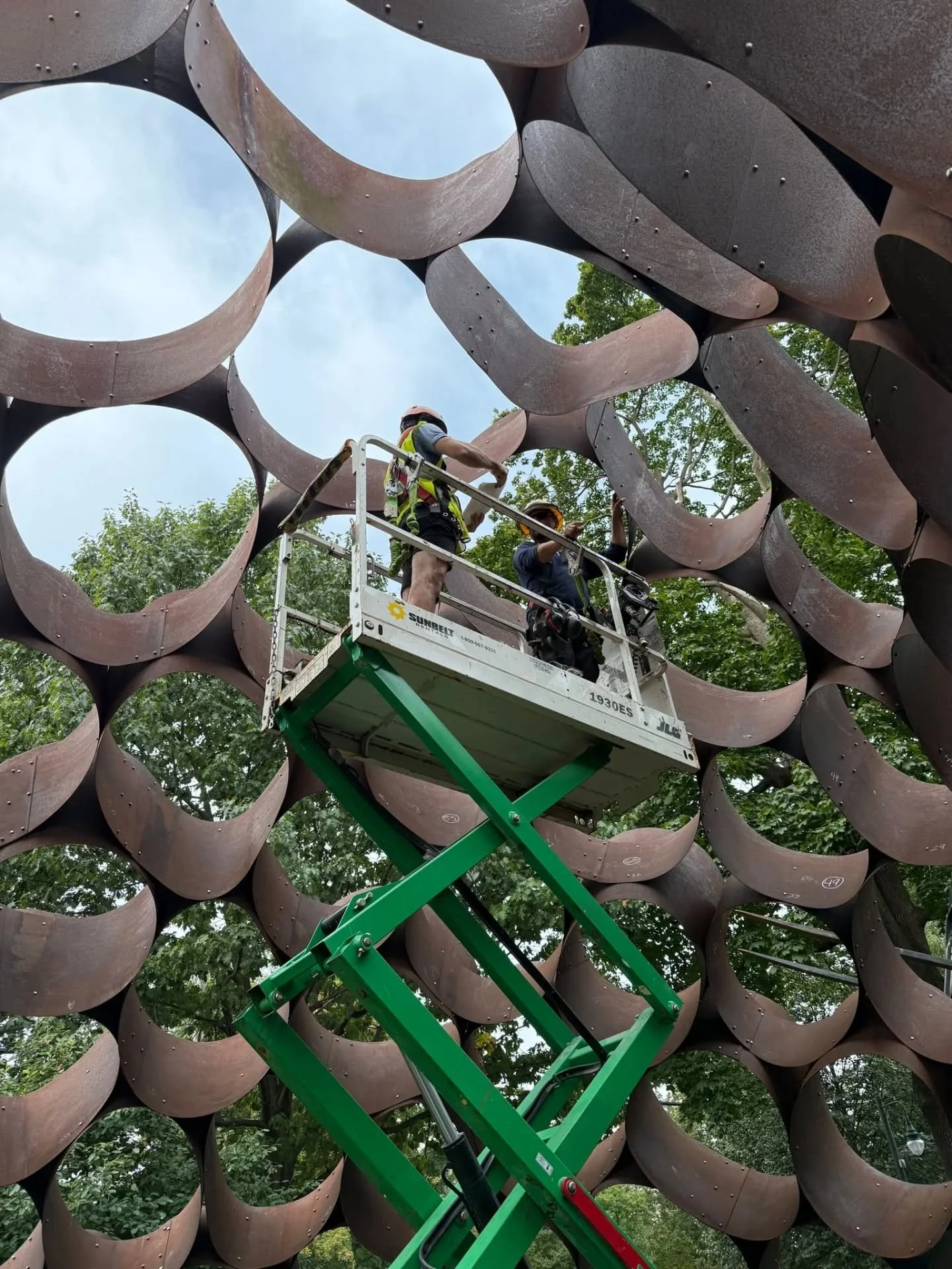 Something BIG is coming soon to San Francisco 👀

Where do you think this sculpture land? Take a guess in the comments.💬

✨Art &amp; Artist: Louis by @dewittgodfreystudio 
🤝Partners: @bigartloop @sijbrandijfoundation @building180 

#bigartloop #Bui