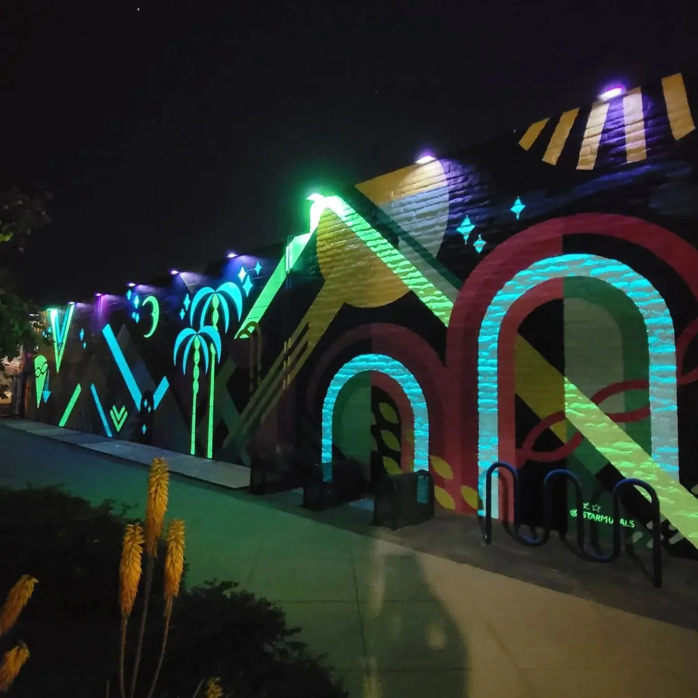 What happens when a mural can shift with its surroundings? In 2024, @lstarmurals answered that question.

In downtown Indio, Practical Galactical shows up one way during the day, then completely transforms at night under black lights.

Same wall. Dif