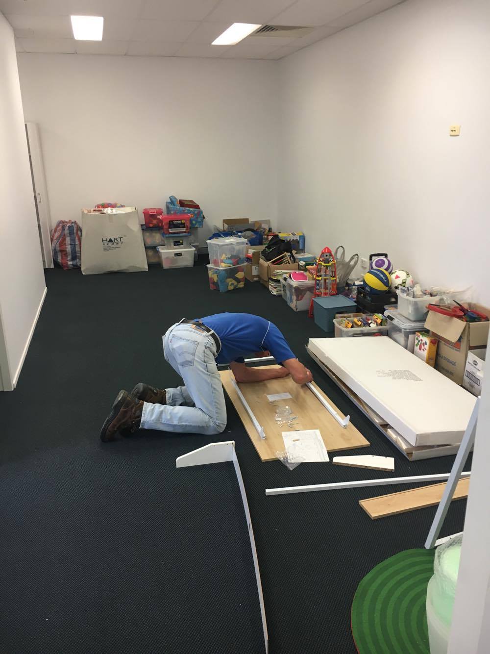 Thanks to Dad, Mum, Tim, Steve, and Ally (my family) who helping take 6 car loads and 2 box trailer loads from old clinic into the new one!