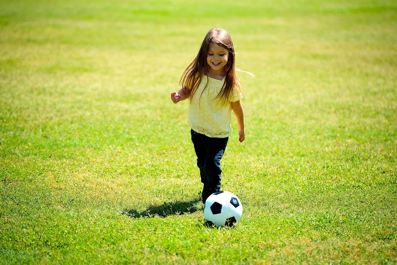 girl-1004432_1280 - soccer playing girl.jpg