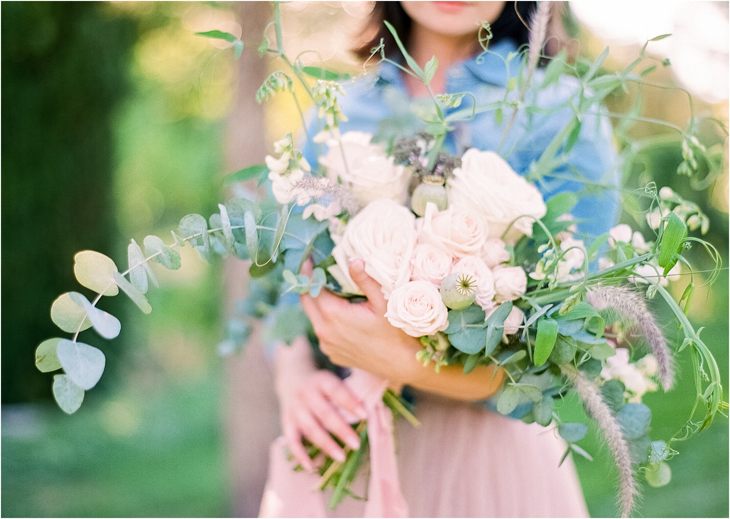 eucalyptus-mit-rosa-blumen.jpg