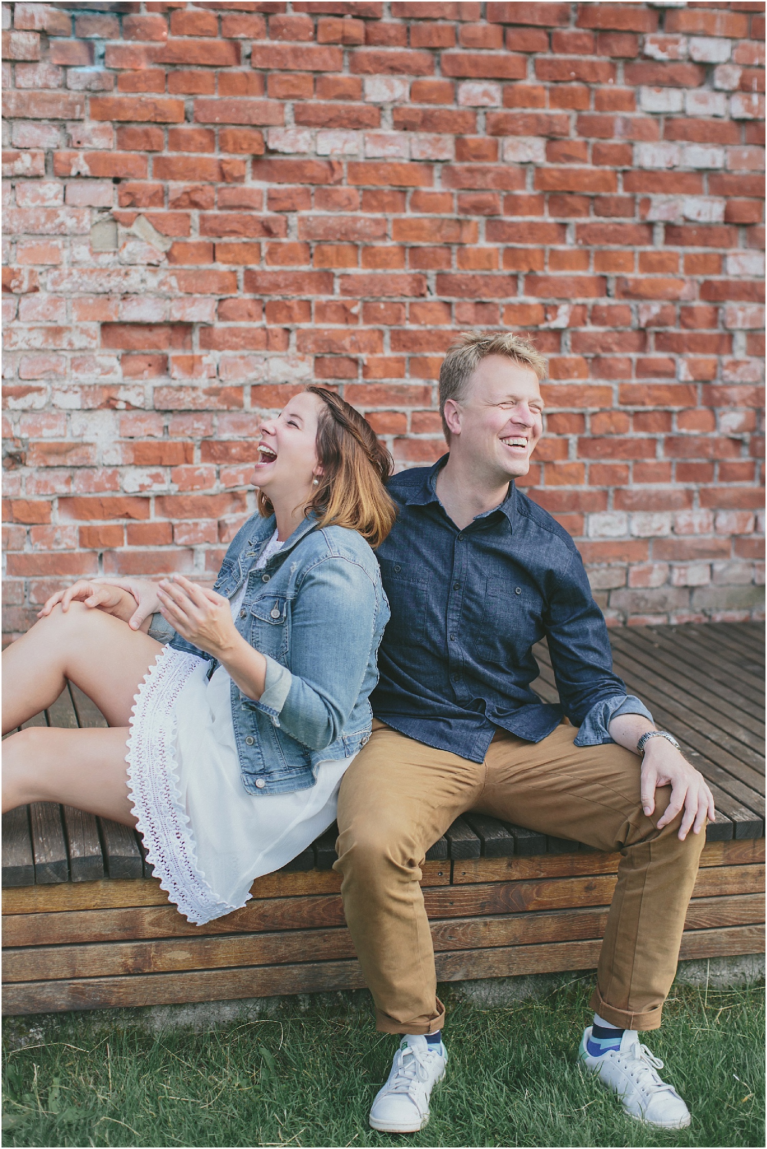 zusammen-lachen-in-Stuttgart-Fotograf-Shooting.jpg