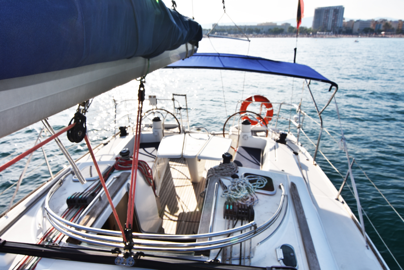 Velero-Alquiler-vista-banera-barco-desde-cubierta.jpg