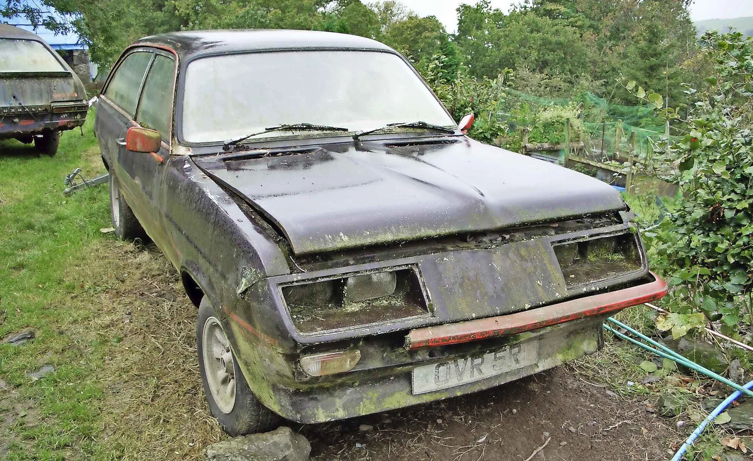 Many of us have been there. Owned a car, enjoyed it and then after much deliberance sold it on. Sometimes with the proviso ‘I’d like first refusal if you ever…’ – of course, if you state that then you shouldn’t be selling it. Perhaps, we add it to soften the blow somewhat. Well for Mike Edwards, what happened next was of the hammer variety. ‘I’d seen the Sports Hatch in Autotrader in 1985, bought it and ran it for a few years,’ he explains. ‘After a while it got too rusty for an MOT, so I put it in a lock-up and thought I’ll do it up at some point.’ In the intervening couple of years Mike had taken ownership of an HP Firenza and then, yet another Sports Hatch. After considering whether he’d ever get round to attacking his first Droopsnoot, he decided the time had come for them to part. ‘I thought I’ll sell it to someone who will do it.’ Sadly, the next owner promptly whipped out the engine and gearbox, before selling the car on.