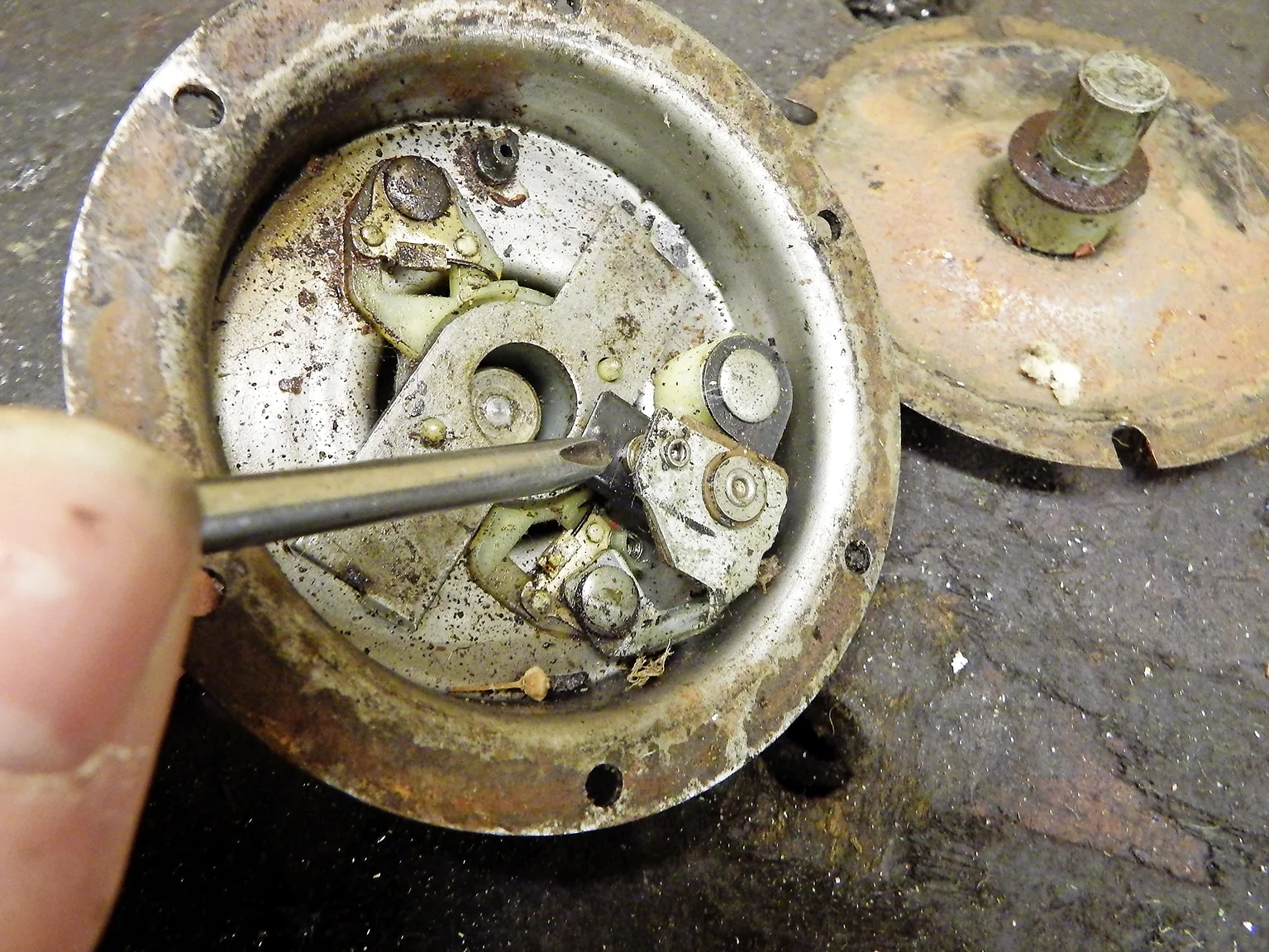 3. Power is going into the horn and not coming out, but that doesn’t mean it’s broken. Horns have a set of contact points inside – on an old horn they made need cleaning...