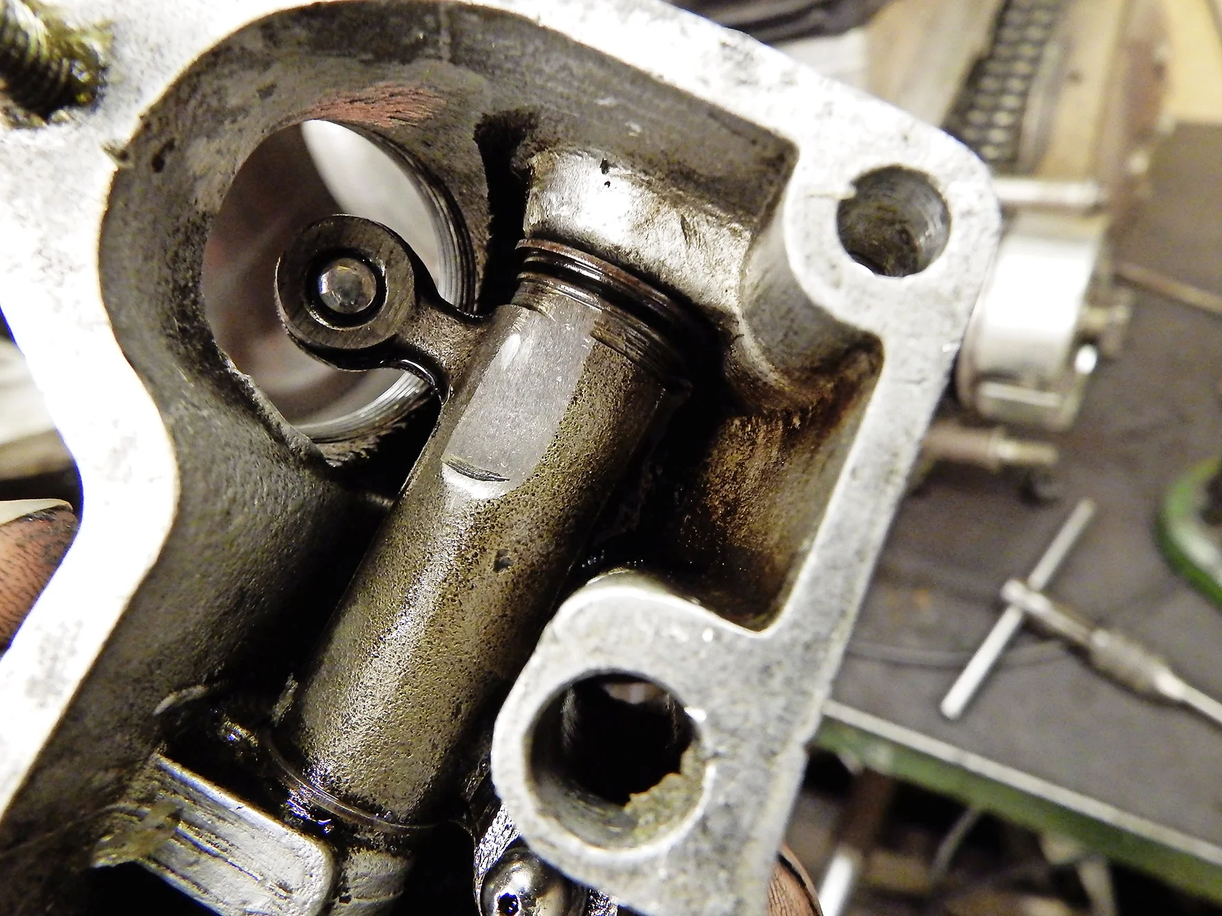 3. Also, the rocker is relieved, in order to avoid touching the valve collar. Abandoning gaskets can cause it to contact; wire reinforced type gaskets are best.
