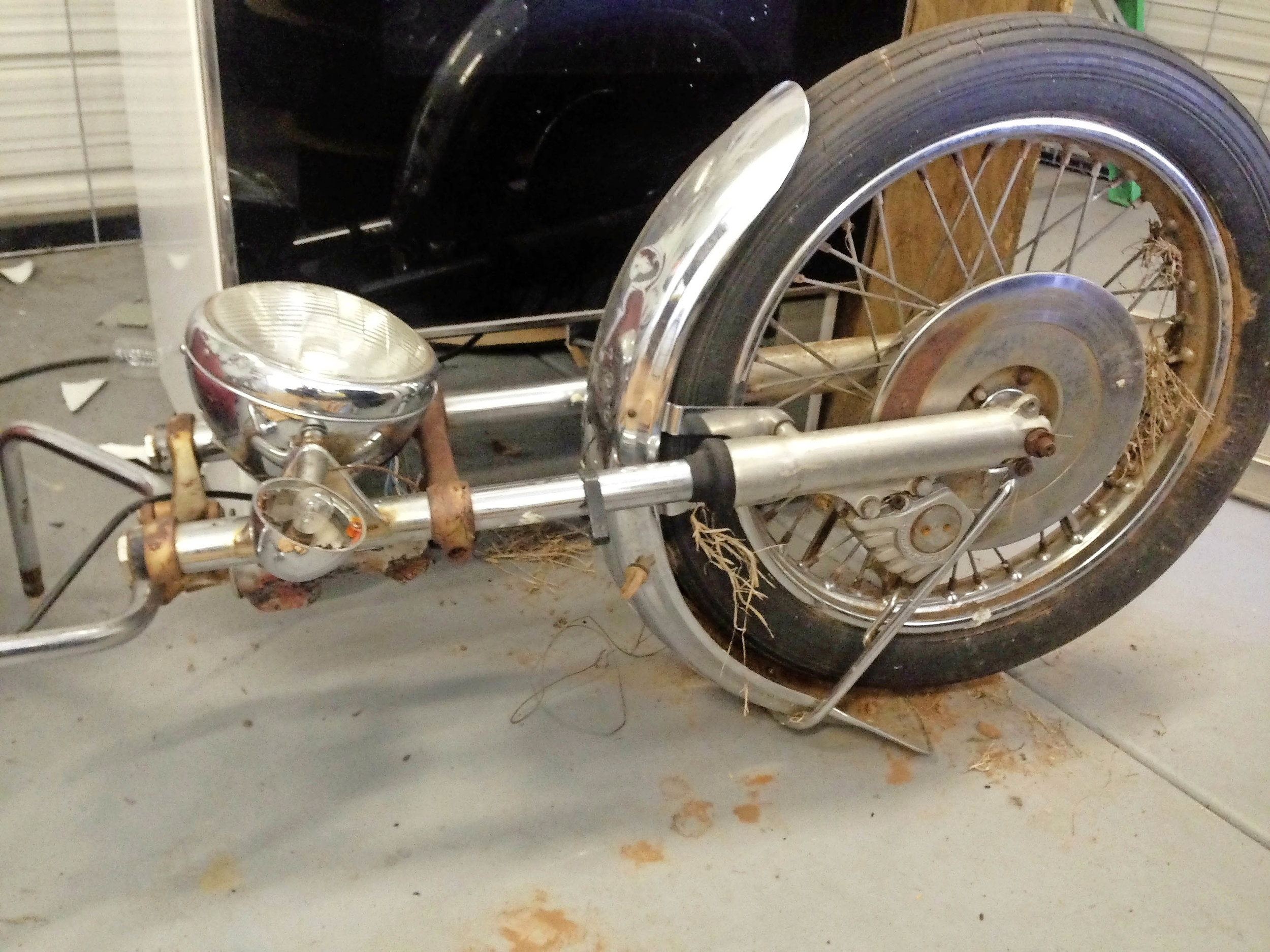 Scott Sunday discovered these Commando forks in a field. Perfect for a US-based Norley project?