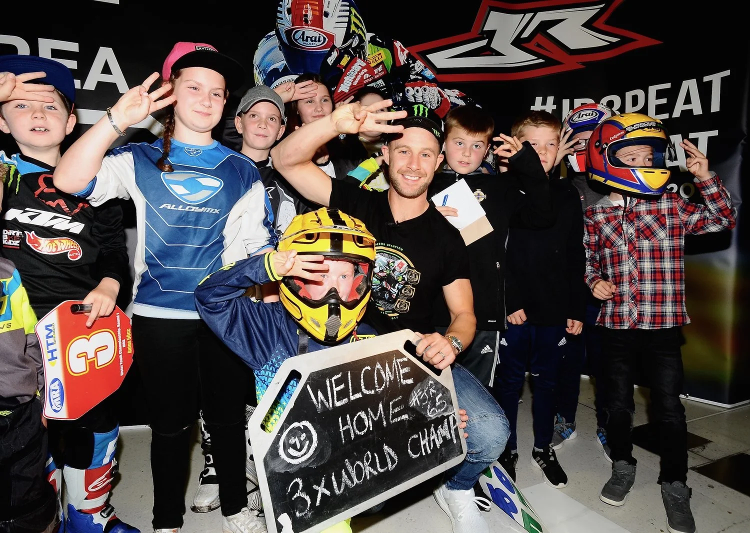 Rea+meets+the+fans+in+George+Best+_Belfast+City+airport.jpg