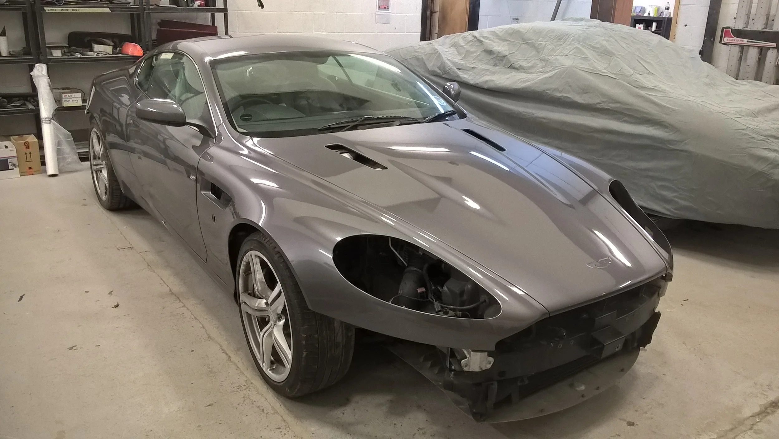 Aston Martin DB9 8.jpg