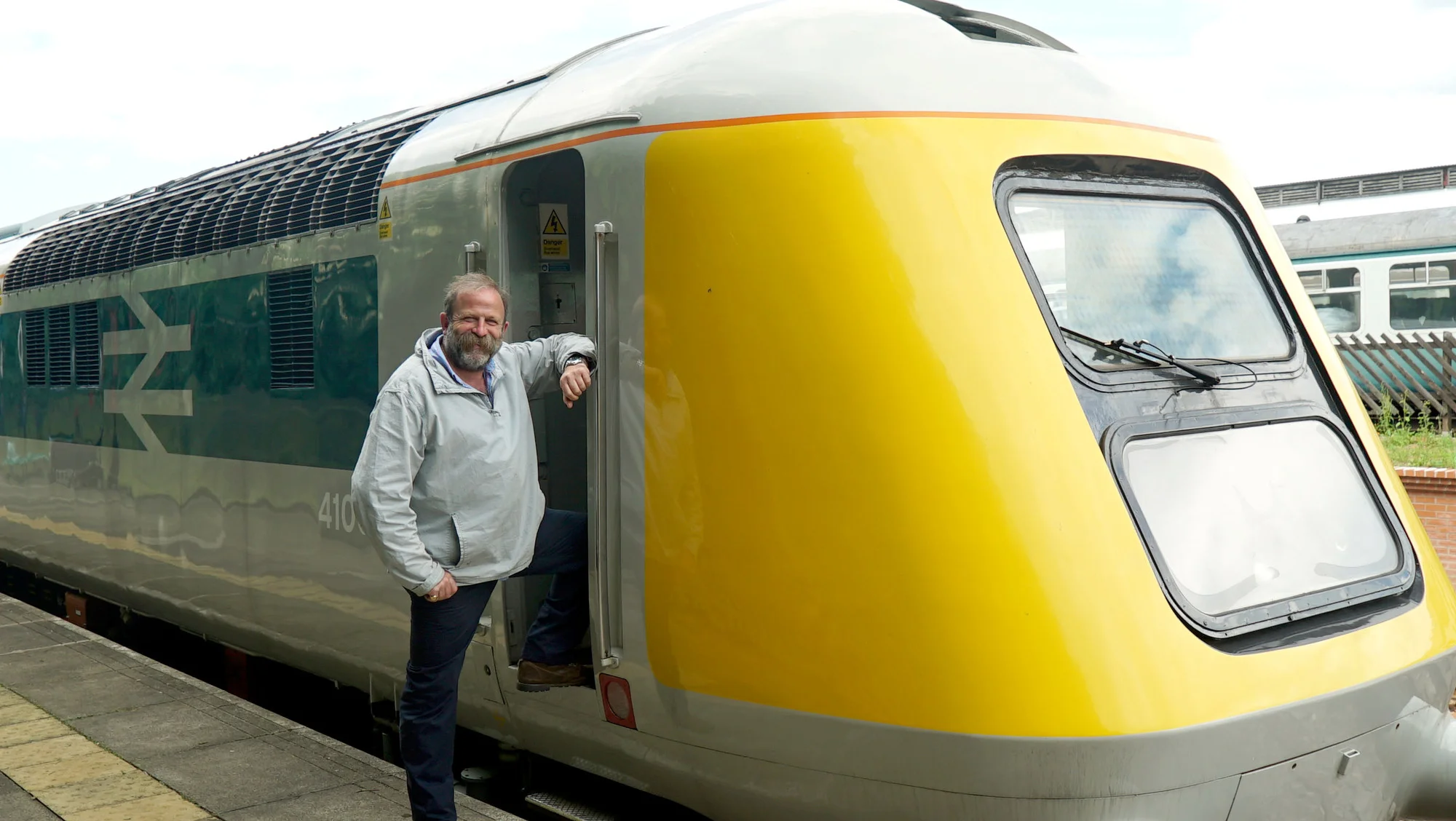 Trainspotting Live! co-presenter Dick Strawbridge with the prototype HST. If the programme was to be believed, HSTs on the ECML were a rare, and therefore thrilling, sight. BBC