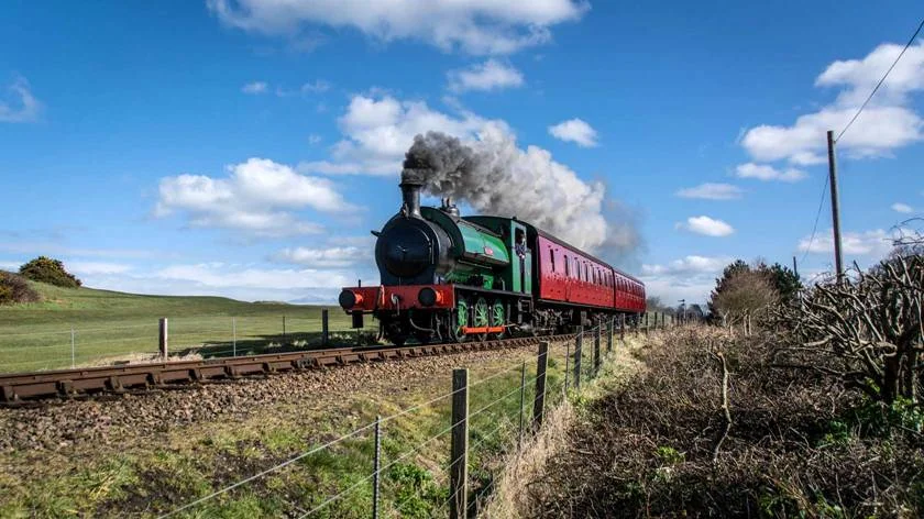 With two of the railway’s suburban set in tow, Hunslet 0-6-0ST W/No. 1982 Ring Haw blasts along the North Norfolk Railway. FRANK RICHARDS