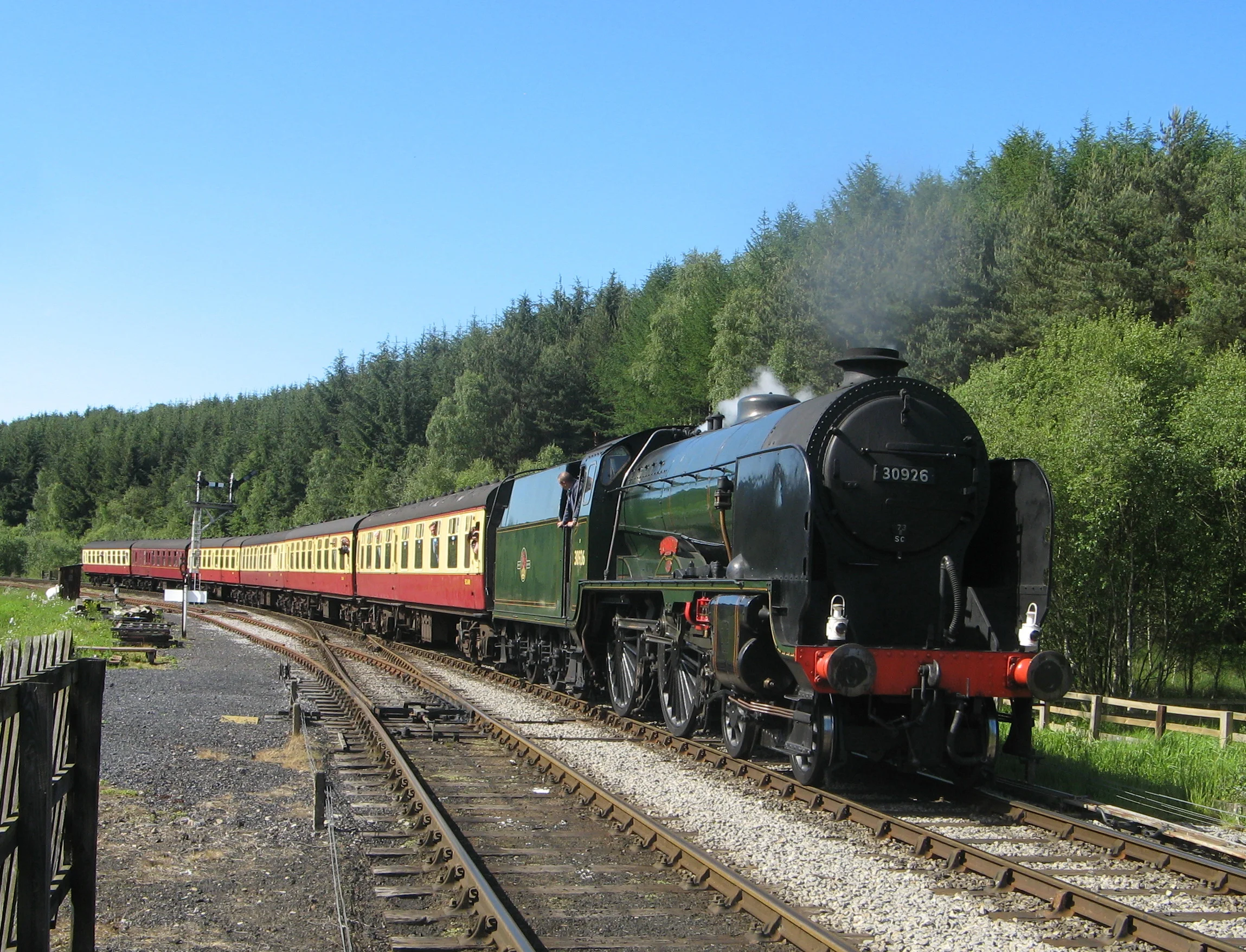 ‘Schools’ No. 30926 Repton will be making a welcome return visit to the Severn Valley Railway at the line’s ‘Autumn Steam Gala’ on September 21-21. It is pictured here steaming into Levisham at its North Yorkshire Moors Railway home. PHILIP BENHAM