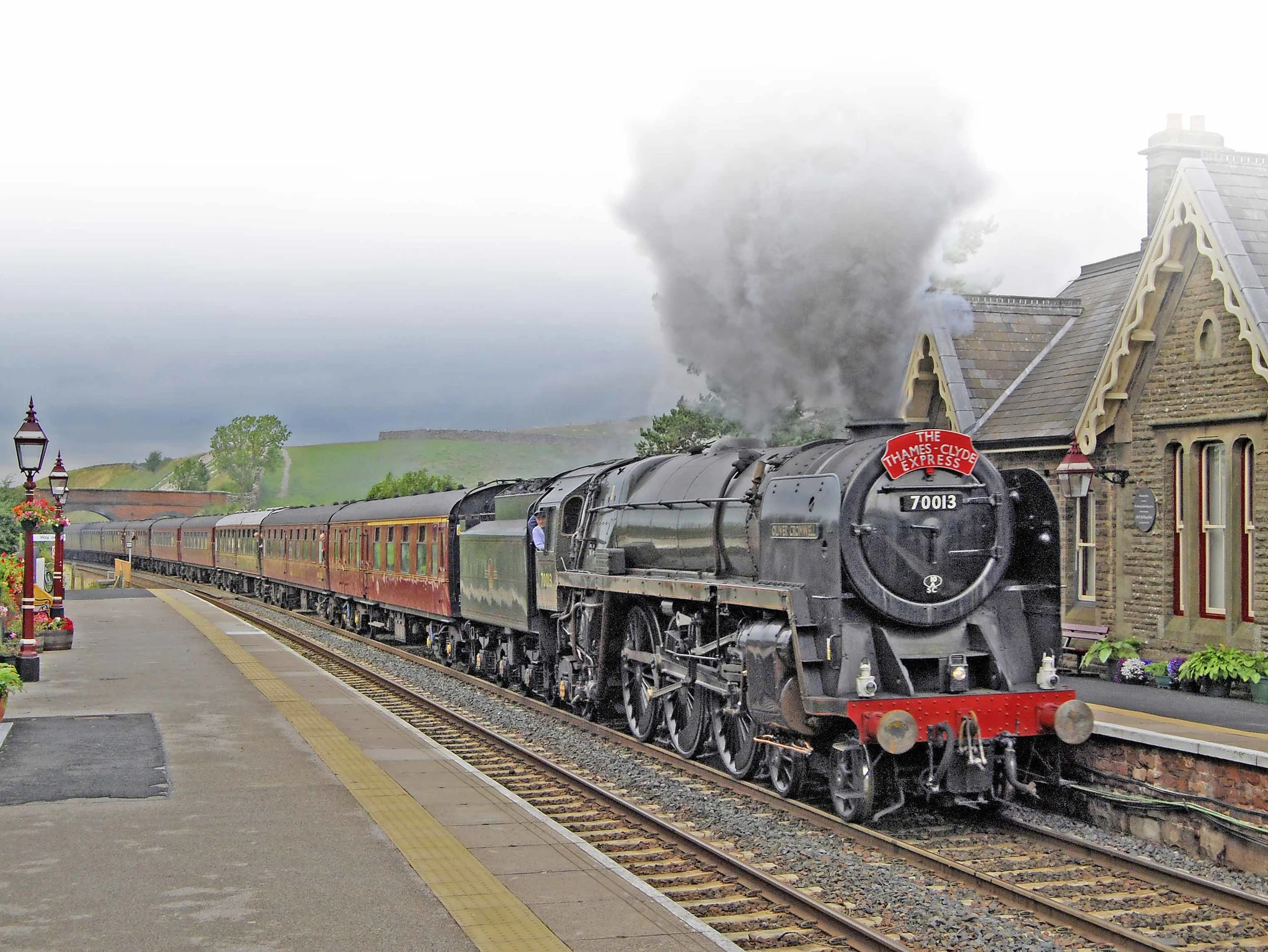 BR ‘7MT’ No. 70013 Oliver Cromwell powers through Kirkby Stephen on August 27 2008. EDDIE BOBROWSKI