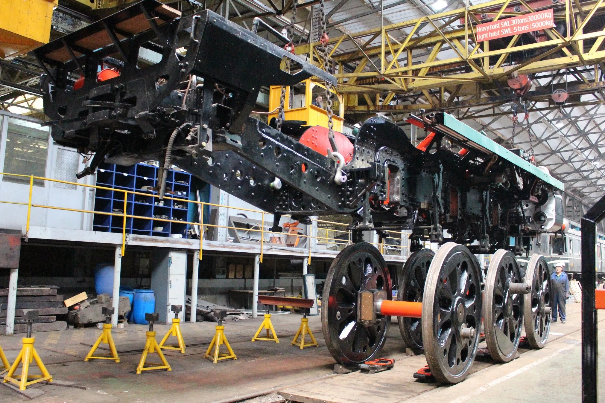The frames of ‘Merchant Navy’ No. 35005 Canadian Pacific are carefully lowered onto the driving wheels inside Eastleigh works on September 26. MHR/CANPAC