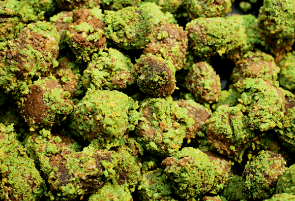 STEP THREE The groundbait sticks to the meaty chunks to not only provide an extra scent trail, but it also forms a tougher outer layer which helps it stay on the hook at range.
