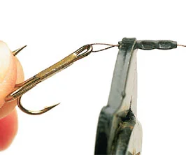 3. Position the crimp around 5mm from the hook and squeeze it tightly using the crimping pliers.