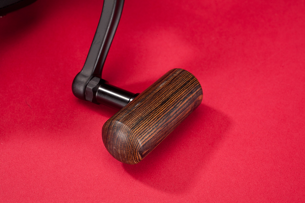 Freely rotating wooden handles give a classic look