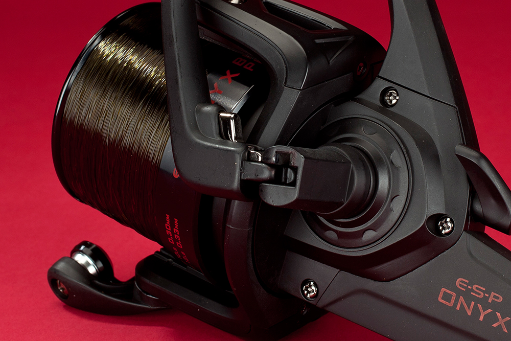 The old-school flat-fold handle system is perfect for close-fitting reel set-ups