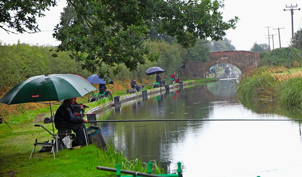 A damp day on the Birmingham/Fazeley Canal.