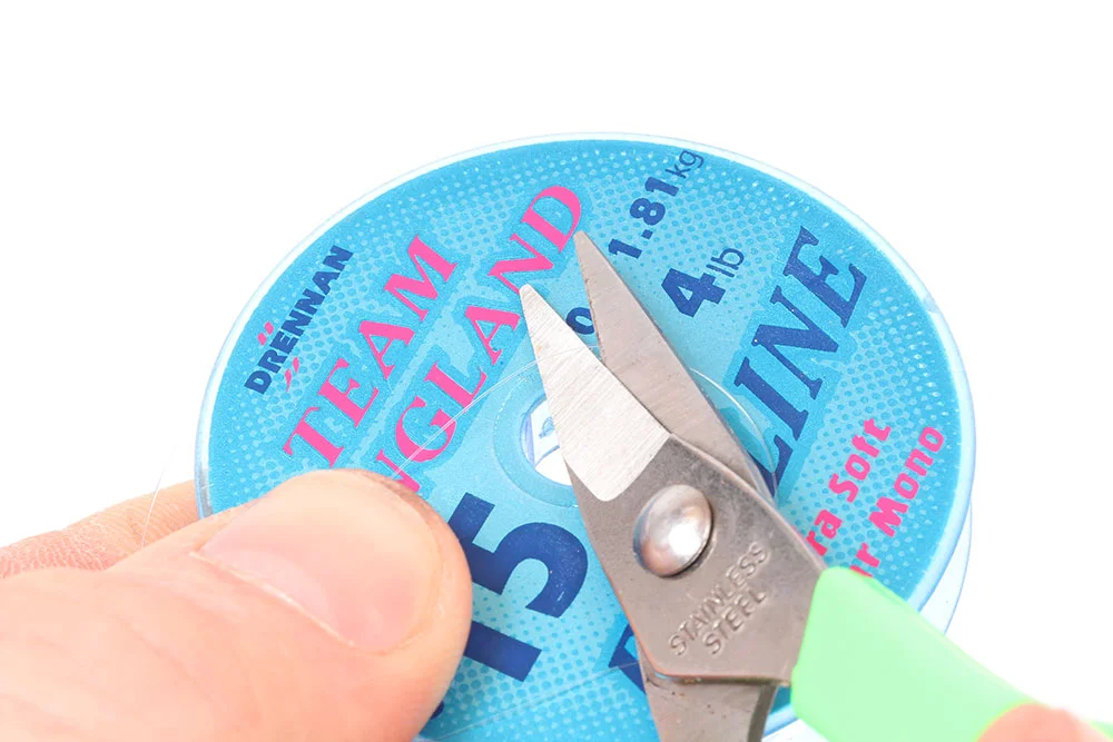 4. Cut off 45cm of 4lb clear line to make the hooklength. It is important to use a hooklength that is lighter than the mainline in case you need to pull for a break