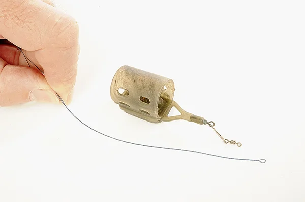 Ensure that the length of the twizzled line is longer than that of the feeder and link, to stop the two tangling when you cast the finished rig.