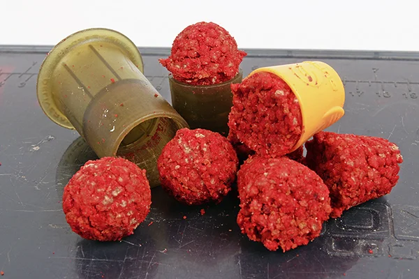 As a general rule, you can make light-coloured baits darker, but you can’t make dark baits lighter. So remember this when colouring your baits. chickpeas, for example, will take red dye easily. 
