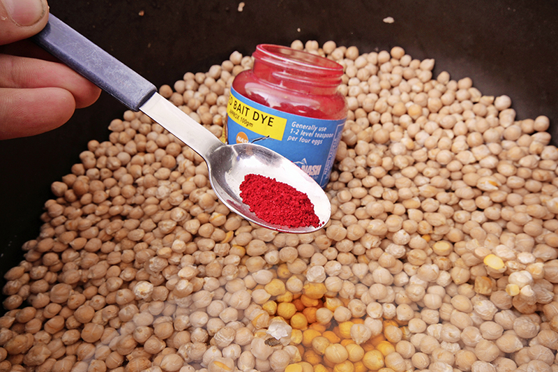 Baits that are naturally moist, such as sweetcorn and chickpeas, can be easily coloured using powdered dyes.