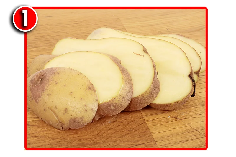  Cut a potato into 10mm thick slices using a sharp knife. There is no need to remove the skin.