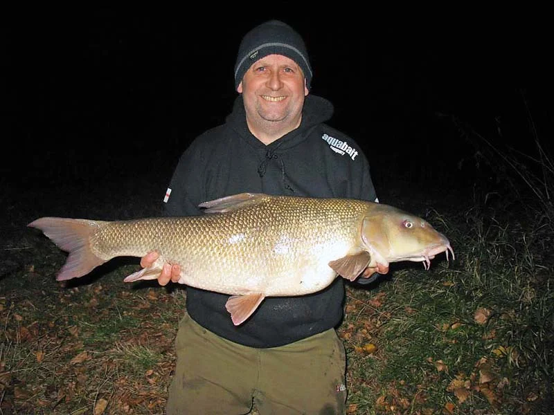 Paul Faint Thames barbel 19lb 11oz.jpg